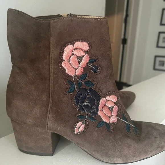 Embroidered Steven Boots! Perfect for fall 🍂 - Picture 1 of 5